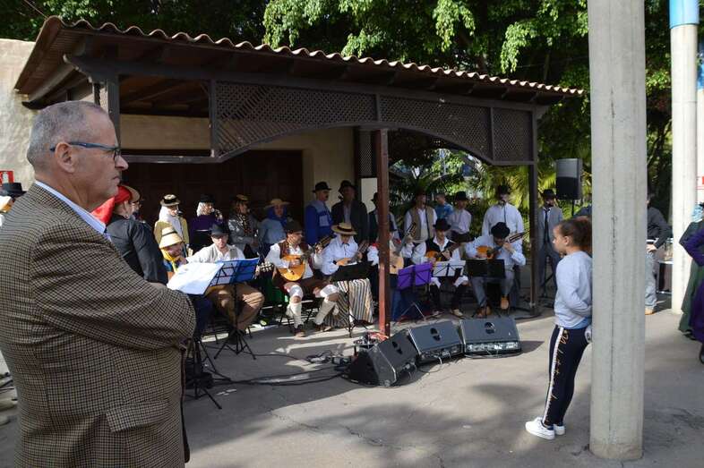 El grupo Entre Amigos, en la actuación que ofreció días atrás en Telde durante la Feria de la Naranja (Foto TA)